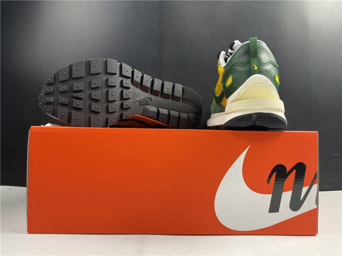 nike vaporwaffle sacai tour yellow stadium green cv1363-700