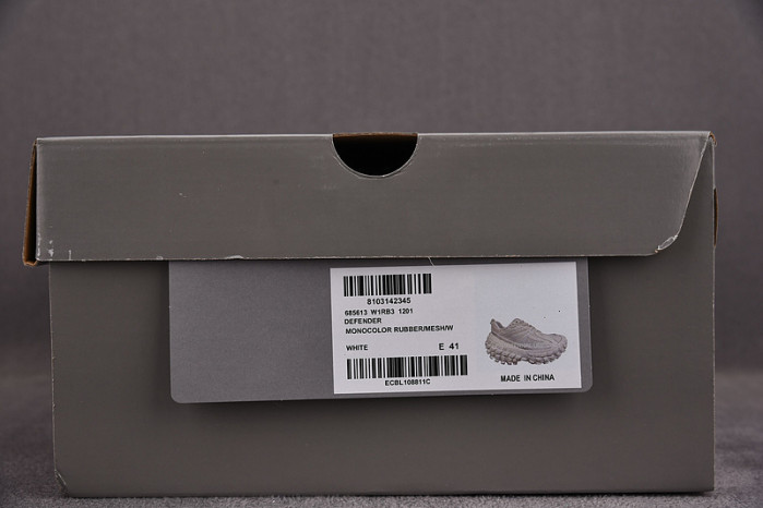 Ba*len*cia*ga defender white