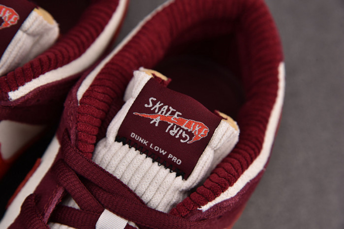 skate like a girl x nike sb dunk low