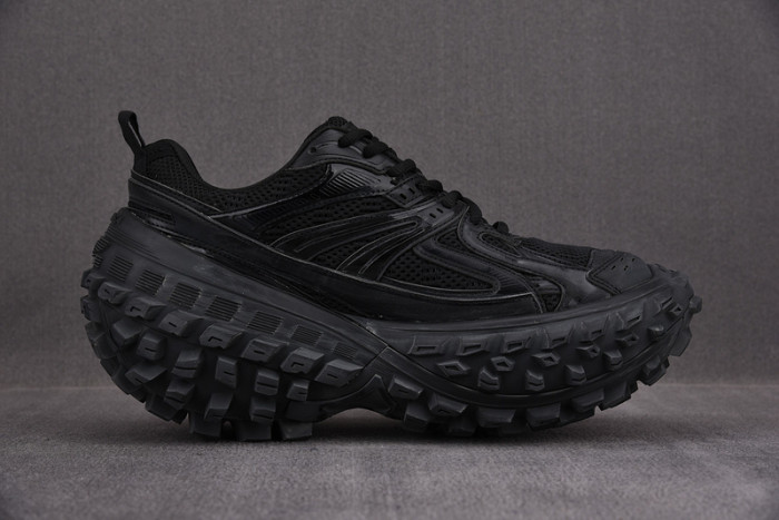 Ba*len*cia*ga defender black