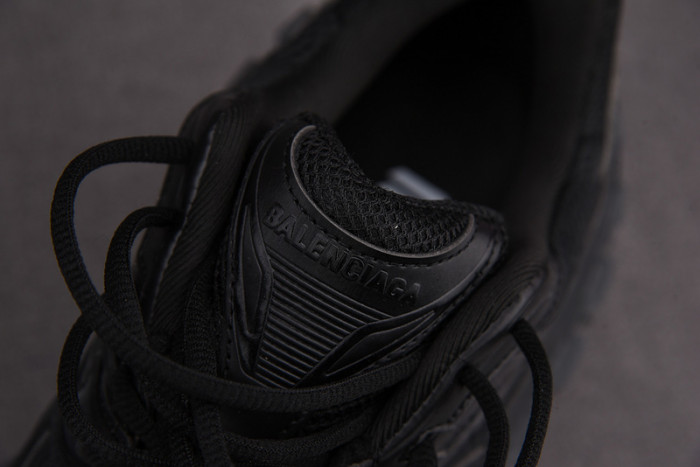 Ba*len*cia*ga defender black